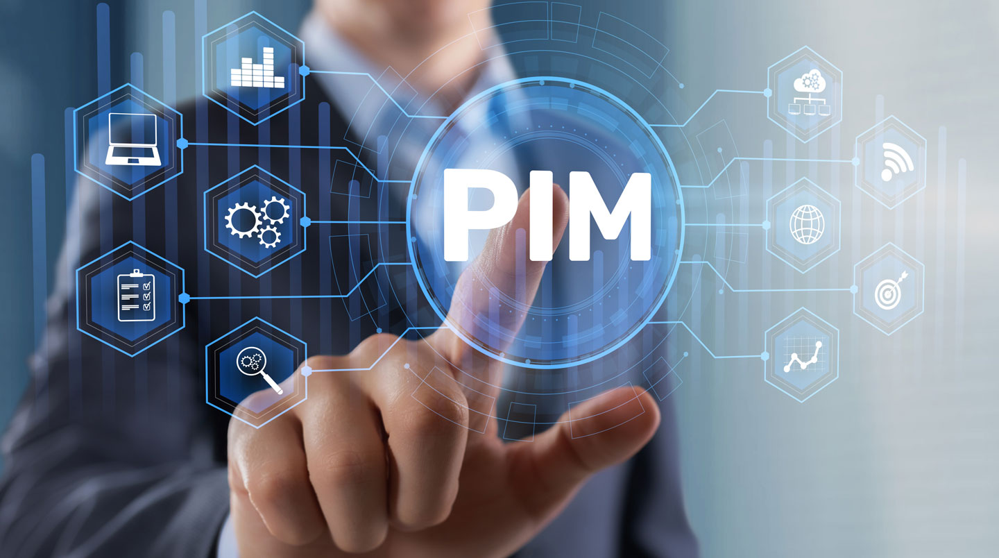 Interface PIM moderne sur grand écran montrant des données produits organisées et structurées dans un environnement de travail épuré