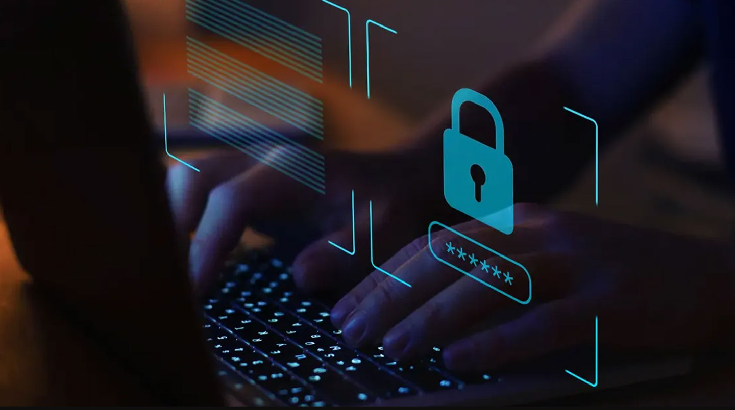 Datacenter français avec serveurs certifiés ISO 27001 et technicien effectuant la maintenance des infrastructures de chiffrement